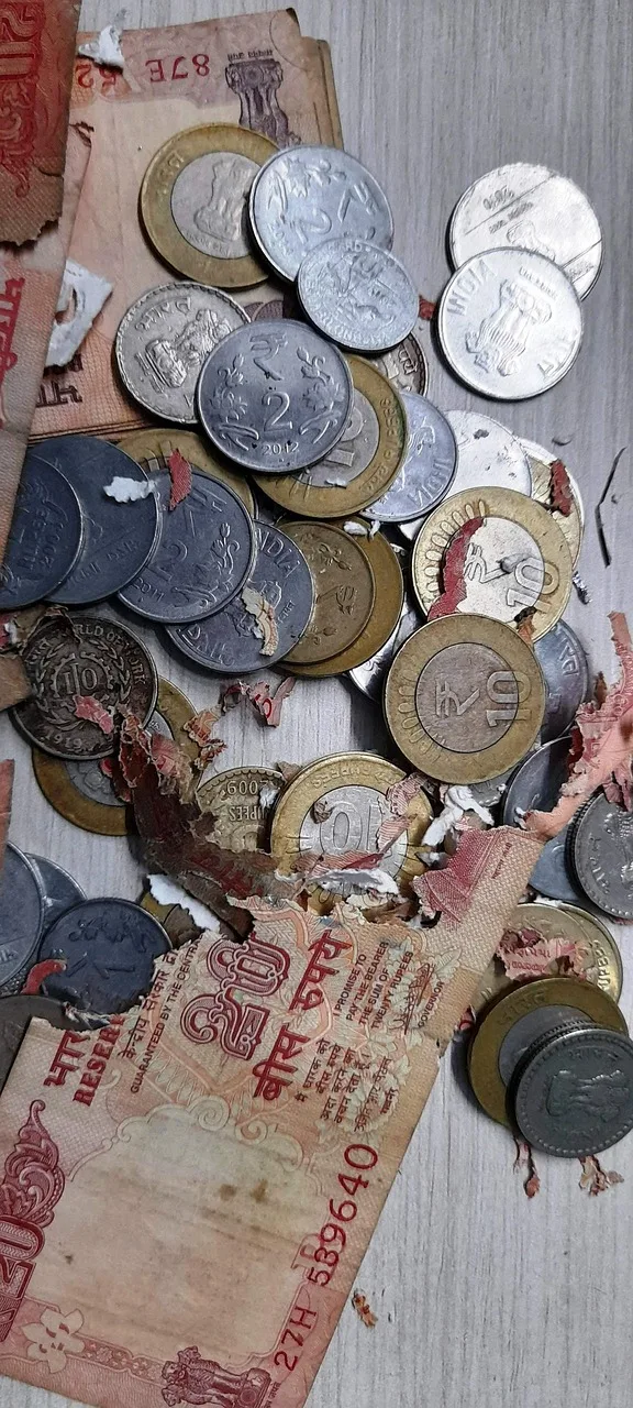 coins, bills, torn, damaged, money, loose change, payment, savings, finance, currency, income, accounting, economy. Akonten und Schlussabrechnung bei Gewerbemieten prüfen