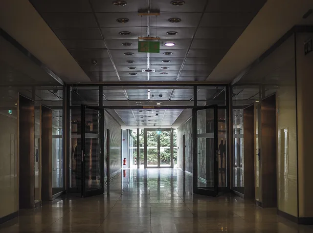 architecture, corridor, hallway, perspective, building, light, office, doors, sliding doors, office building, window, glass, modern, property, inner space, sliding doors, sliding doors, sliding doors, sliding doors, sliding doors. Betreiberpflichten für Gewerbeliegenschaften: Kontrollen und Nachweise