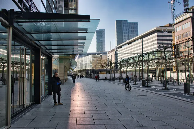 city, building, street, architecture, downtown, people, road, pedestrian, sidewalk, urban, walking, metropolis, sky, skyscraper, walkway, natur, brick, metropolitan area, person, travel, outdoor, urban area, scene, business, train, human settlement. Geschäftsflächen planen: Bedarf, Zuschnitt und Ausbaustandard