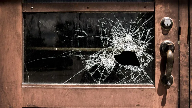 broken, glass, school, damaged, window, crime, broken glass, broken window, shattered, shattered glass, repair, cracked, bullet, destruction, bullet holes, impact, safety, security, hole, sharp, break, accident, brown school, brown window, brown glass, brown security, brown safety, brown glasses, broken, crime, crime, broken window, broken window, broken window, broken window, broken window. Mängel bei Rückgabe von Geschäftsräumen dokumentieren und melden