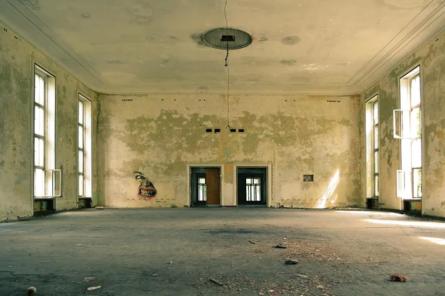 lost places, abandoned, room, old, empty, interiors, floor, vintage, aged, dirty, concrete, stained, walls, ceiling, windows, room, room, room, room, room, floor. Rückbau und Wiederherstellung bei Gewerberäumen klären