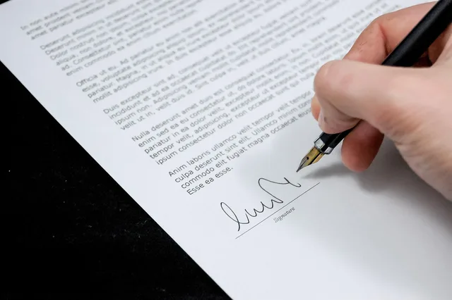 document, agreement, documents, sign, business, paper, pen, agreement, agreement, agreement, agreement, agreement. Übergabeprotokoll für Geschäftsräume erstellen: Inhalt und Beweiskraft